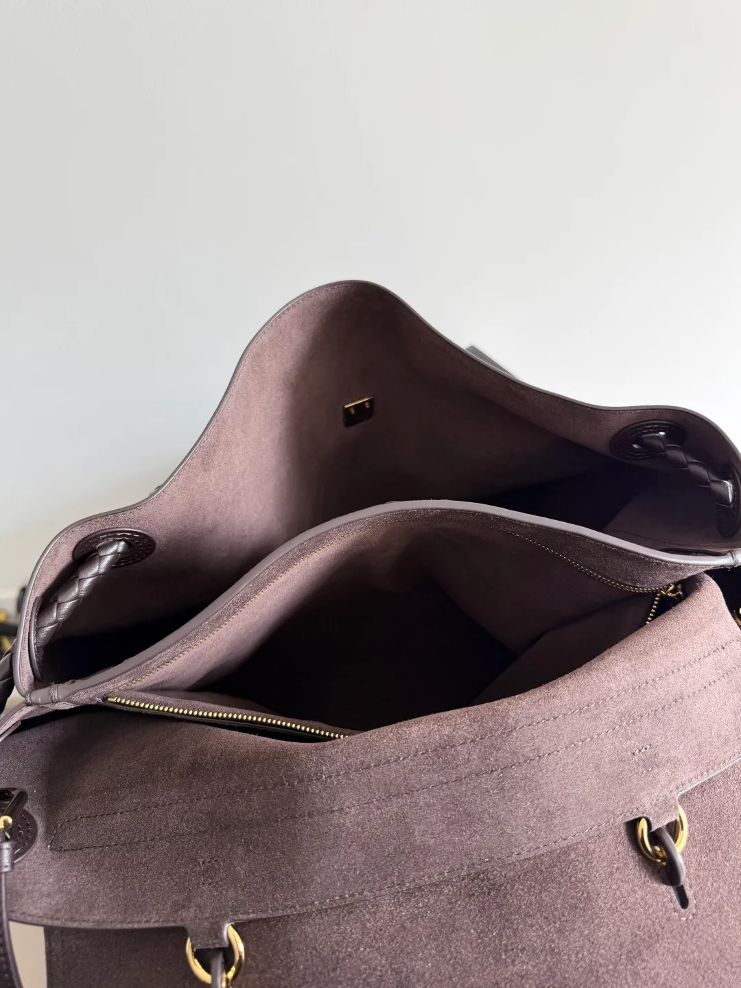 Batch 3160 BottegaVeneta Latest Ciao Ciao Bag Silky cowhide two-way flap handbag with signature twist detail, hidden hook closure, flap can be fastened to the front or attached to the INTRECCIATO woven internal pocket, comes with an adjustable and removable crossbody strap, internal compartment, and also features a zippered pocket. The surprise flap has various shapes. Style 1 - Cover the bag surface, exposing the knot and knot decoration. Style 2 - Place the flap inside the bag. A buckle is also designed. Style 3 - The U-shaped position of the top handle in the hand bag. Style No.: 826195 Size: 42*32*15cm